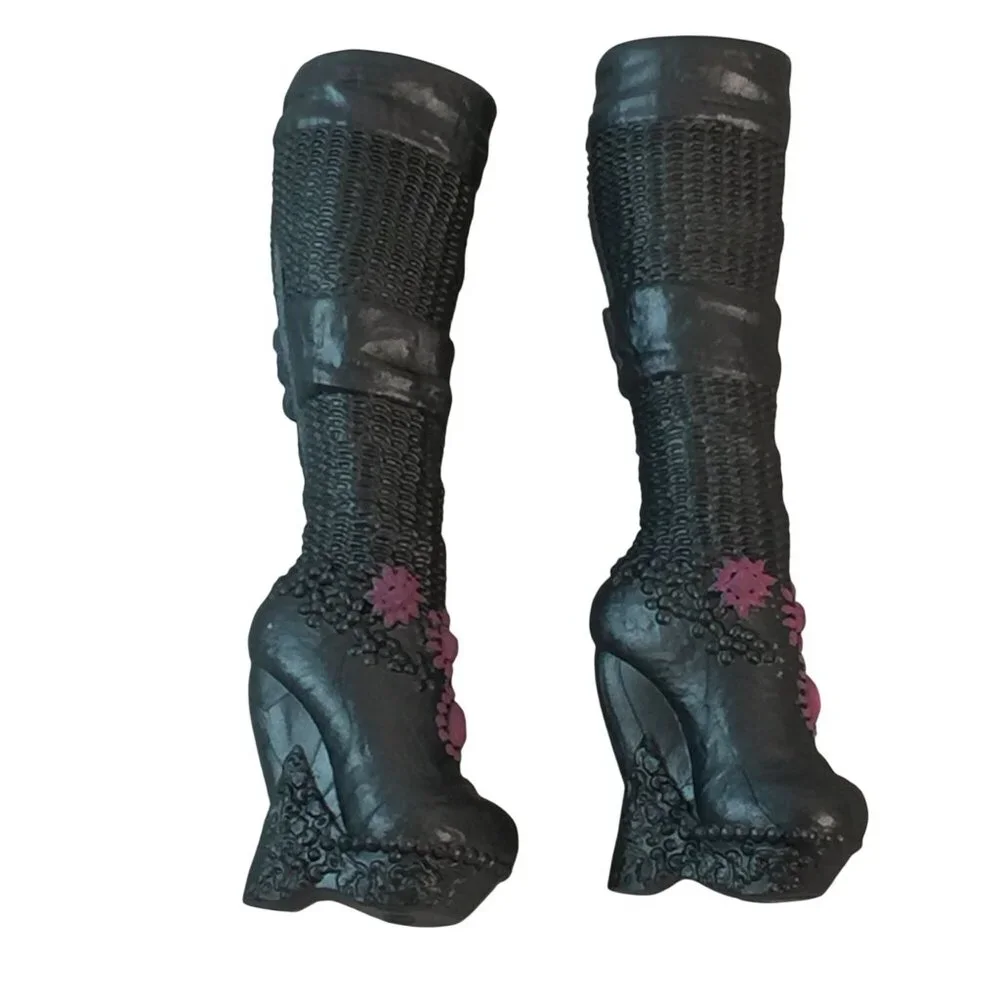 Ever After High Darling Charming Dragon Games Chainmail Platform Boots‎ Gray